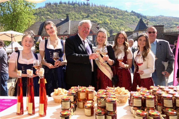 Stadtbürgermeister Walter Schmitz und Weinbergpfirsichfee Annabell begaben sich mit den weinroyalen Majestäten auf eine ausführliche Verkostungsrunde.