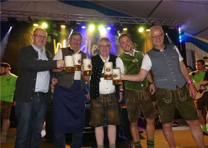 Stadtbürgermeister Walter Schmitz war der offizielle Fassanstich beim Cochemer Oktoberfest vorbehalten. Fotos: TE