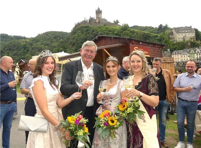 Stadtbürgermeister Walter Schmitz war es vorbehalten zusammen mit Cochems Weinmajestäten das Weinlagenfest am Conder Moselufer zu eröffnen. Fotos: TE