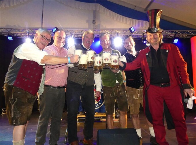 Fantasievolle Dirndl und krachlederne Beinkleider  Stadtbürgermeister Walter Schmitz zeigte sich beim obligatorischen Fassanstich erfolgreich.