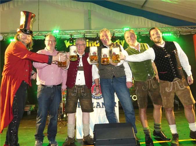 Stadtbürgermeister Walter Schmitz zelebrierte in Cochems Bierarena den obligatorischen Fassanstich. Fotos: TE