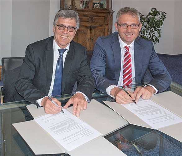 Stadtbürgermeister Wolfgang Kroeger (li.) und Josef Rönz, Vorstandsvorsitzender der evm, unterzeichneten den Konzessionsvertrag. evm