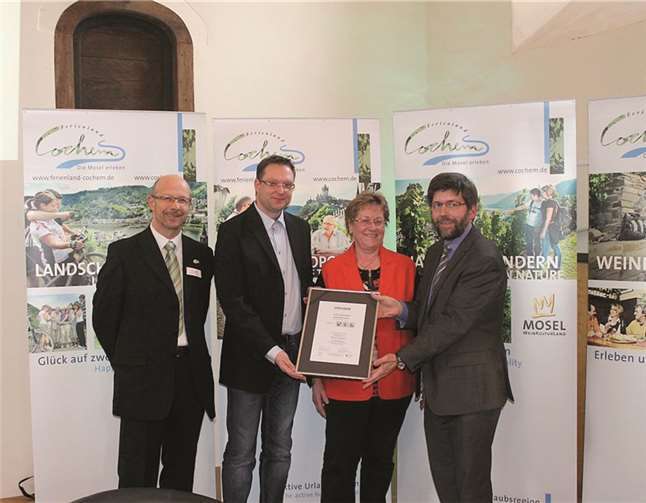 Stadtbürgermeister Wolfgang Lambertz (1.v.r.), Harald Bacher, Leiter der Tourist-Information Ferienland Cochem (1.v.l.) sowie Jürgen Völkel von der Moseltal-Jugendherberge in Cochem und Frau Andre (für Inhaberin Anke Beilstein) vom Gasthaus Winneburger Hof in Ernst.privat
