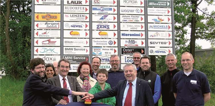 Stadtbürgermeister Wolfgang Lambertz, Bürgermeister Helmut Probst, Felix Arenz, Landrat Manfred Schnur sowie Peter Wagner, Vorsitzender der ARGE Cochem-Brauheck, freuen sich mit den Vertretern weiterer Betriebe, dass nun auch in Brauheck eine sehr gute Internet-Verfügbarkeit genutzt werden kann. TE