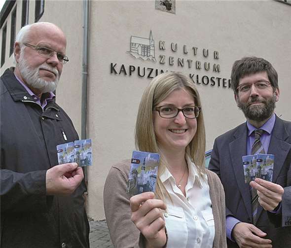 Stadtbürgermeister Wolfgang Lambertz, die Leiterin des Kapuzinerklosters Julia Hirt und Reichsburg-Geschäftsführer H.-Theo Lechtenfeld präsentieren die neue Cochemer KulturCard 2015.TE