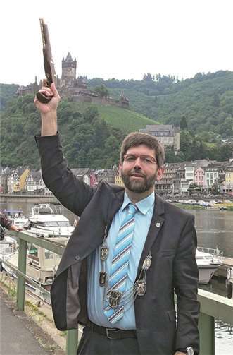 Stadtbürgermeister Wolfgang Lambertz gab den Startschuss für den farbenfrohen Weinfestumzug.