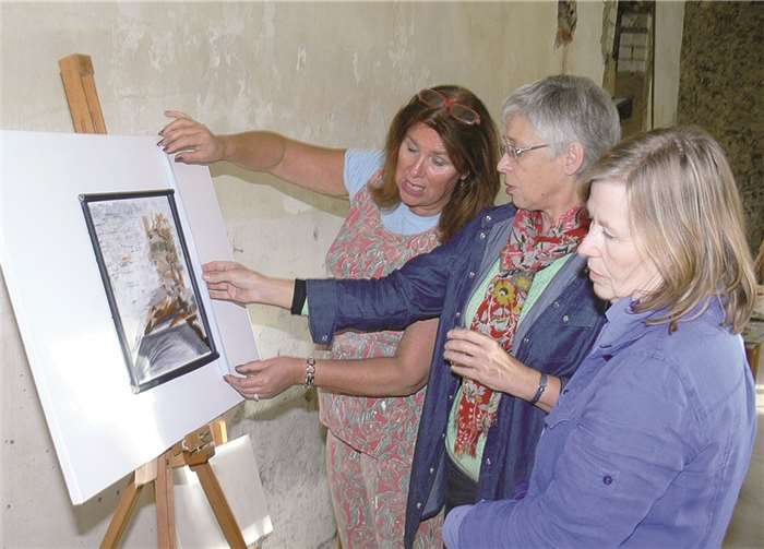 Stadtbürgermeister Wolfgang Lambertz hatte den Damen von „SWEA Art“ einen Raum im Anbau des Kapuzinerklosters zur Verfügung gestellt.