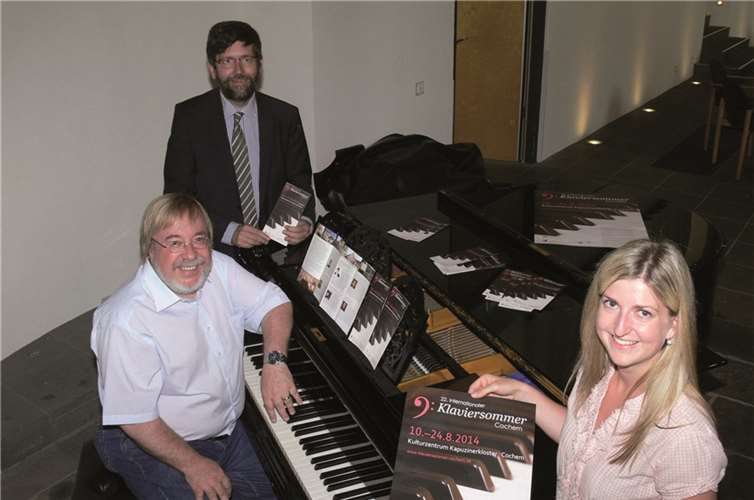 Stadtbürgermeister Wolfgang Lambertz (hinten), Dr. Michael Staudt und die Leiterin des Kulturzentrums Kapuzinerkloster, Julia Hirt, freuen sich zum 22. Internationalen Klaviersommer in Cochem auf zahlreiche Konzertbesucher. TE