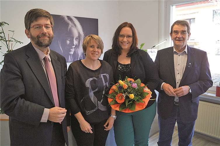 Stadtbürgermeister Wolfgang Lambertz (l.) und Bürgermeister Helmut Probst kamen zur Eröffnung mit Blumen in die Ravenéstraße 53.TT