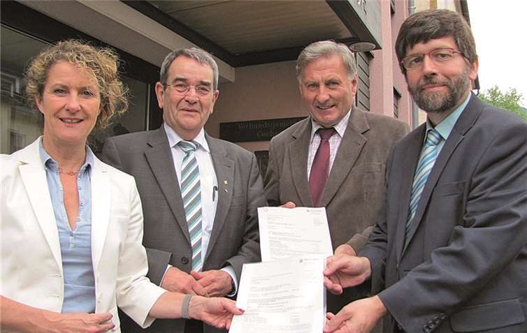 Stadtbürgermeister Wolfgang Lambertz sowie Ortsbürgermeister Winfried Schäfer freuten sich gemeinsam mit Bürgermeister Helmut Probst, die Zuwendungsbescheide von Innenstaatssekretärin Heike Raab in Empfang nehmen zu können.privat