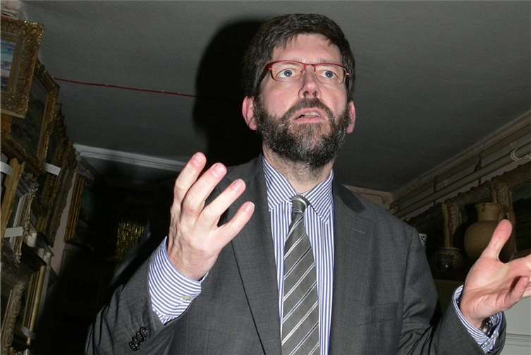 Stadtbürgermeister Wolfgang Lambertz sprach ein Grußwort, bevor das Geheimnis gelüftet wurde.