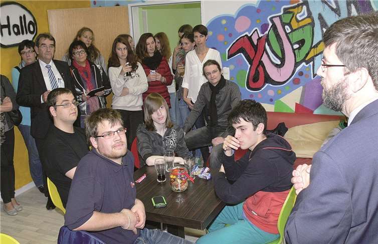 Stadtbürgermeister Wolfgang Lambertz übergab zu Wochenbeginn das neue Cochemer Jugendcafé an die jungen Nutzer.