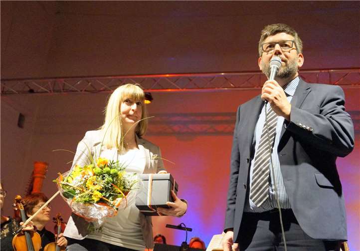 Stadtbürgermeister Wolfgang Lambertz überreichte Blumen und ein besonderes Geschenk an Julia Nikolay.  TT
