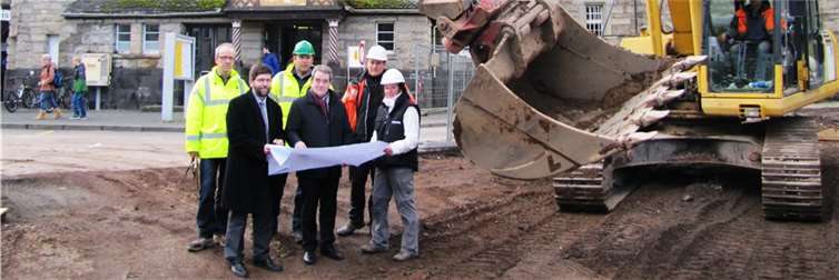 Stadtbürgermeister Wolfgang Lambertz und Bürgermeister Helmut Probst informierten sich bei den Vertretern des Planungsbüros Senger Consult/Treis-Karden und der Baufirma HTI/Daun über den Ablauf der Bauarbeiten.