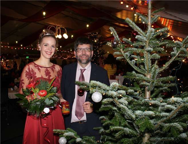 Stadtbürgermeister Wolfgang Lambertz und Weinkönigin Lisaeröffneten den Cochemer „SternZauber“ traditionell im Adventszauberzelt. Fotos: -TE-