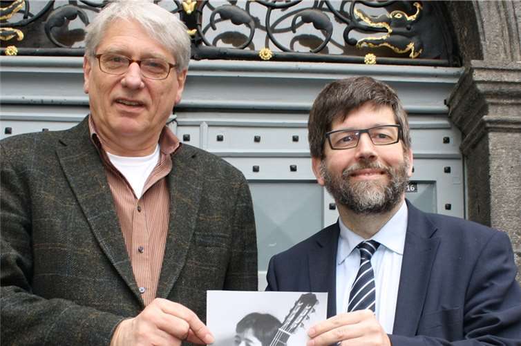 Stadtbürgermeister Wolfgang Lambertz und der Künstlerische Leiter des Künstlerhauses Edenkoben, Hans Thill, freuen sich auf das Gitarrenfestival. TE