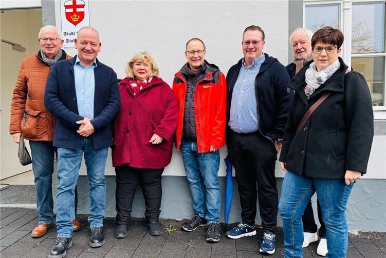 Stadtbürgermeister a.D. und Ehrenbürger Anton Reiter, Stadtbürgermeister Gerd Klasen, Beigeordnete Claudia Blotzki, Walter Weber, Fraktionsvorsitzender Gino Gilles, Stadtplaner Jürgen Sommer und Michaela Reiter am neuen Stadthaus der Stadt Polch.Foto: privat