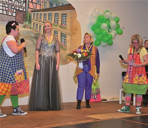 Stadtbürgermeisterin Gabriele Hermann-Lersch soll gegurgelte Melodien von Alex Dierschke erraten.privat