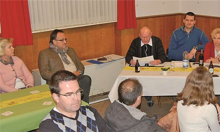 Stadtbürgermeisterin Gabriele Hermann-Lersch und Verbandsbürgermeister Bernd Weidenbach (h.v.l.) verfolgten interessiert die Jahresberichte des Vorstandes der „Lähmdeuwele“ ( Klaus Salscheider, Stefan Hornberger, Heidi Hochscheid ) anlässlich deren Jahresversammlung.FA