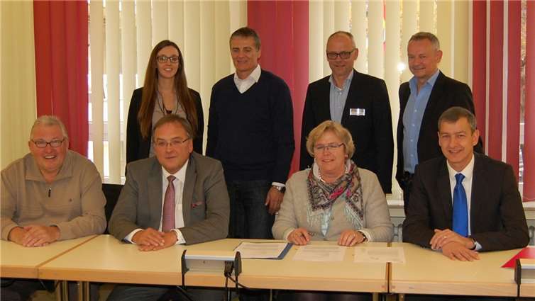 Stadtbürgermeisterin Gabriele Hermann-Lersch unterschrieb den Vertrag mit RWE/innogy für den Breitband-Ausbau in Oberbreisig und „Auf Wallers“. FA