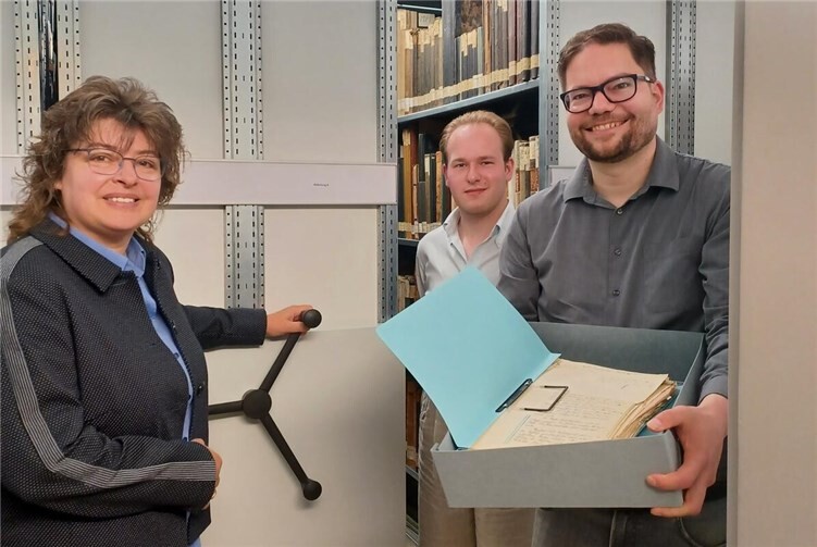 Stadtbürgermeisterin Melanie Leicher besuchte die neuen Räume des Stadtarchivs und ließ sich von Stadtarchivar Dennis Röhrig (r.) und FSJ‘ler Jan Weitz zeigen, wie Archivregal verschoben werden.