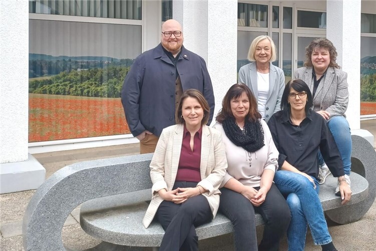 Stadtbürgermeisterin Melanie Leicher (hinten rechts) mit ihrem Team vor dem neuen Stadtbüro am Konrad-Adenauer-Platz in Montabaur. 