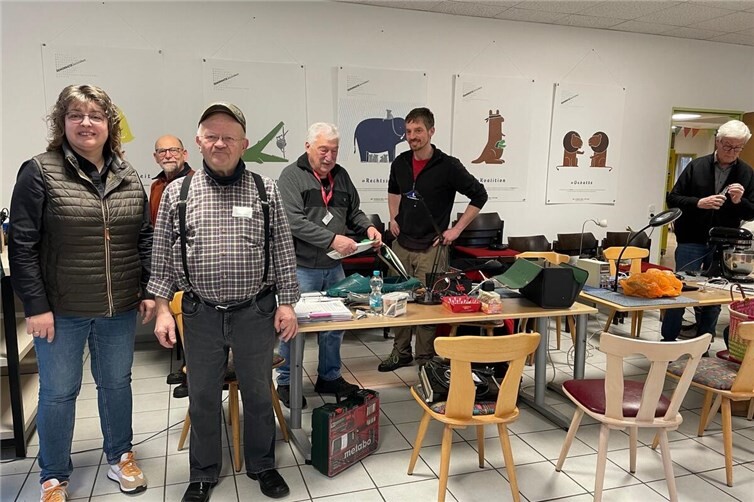 Stadtbürgermeisterin Melanie Leicher (l.) beim Besuch der Technik Werkstatt, die sich seit Februar im Haus Roßberg trifft. 