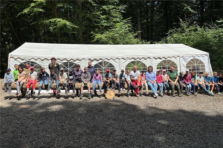 Stadtbürgermeisterin Melanie Leicher ließ es sich nicht nehmen, die Waldferien zu besuchen und die Kinder gemeinsam mit dem Betreuungsteam im Wald zu begrüßen.