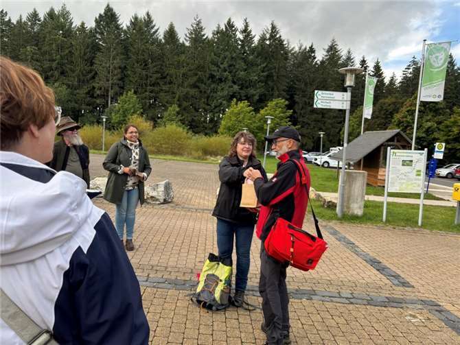 Stadtbürgermeisterin Melanie Leicher organisierte eine Exkursion in den Nationalpark Hunsrück-Hochwald. Vor Ort führte der Biologe Jörg Dietrich die Gruppe durch den Wald und über das Moor.