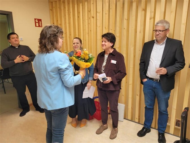 Stadtbürgermeisterin Melanie Leicher überreicht den Kita-Leiterinnen Eva Schmidt (links) und Ulrike Floreth Blumen zur Einweihung des neuen Anbaus.