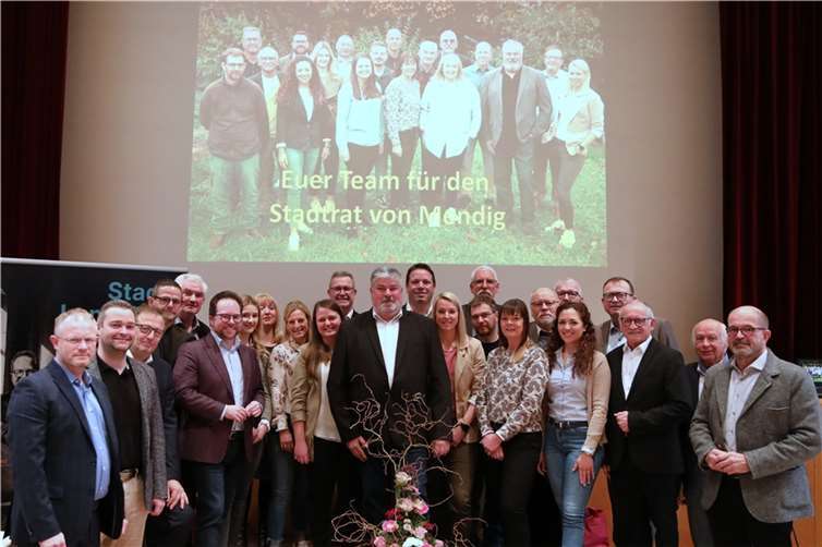 Stadtbürgermeisterkandidat, Achim Grün (Bildmitte) mit seinem Team für den Stadtrat und Ehrengästen. Fotos: Heinrich Schulte
