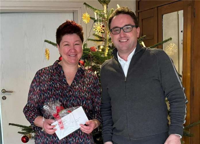 Stadtbürgermister Marcel Caspers (re.) begrüßte beim Weihnachtsfrühstück des Betreuten Wohnens „Weißes Ross“ die Leiterin des DRK-Stützpunktes Julia Bodenbach (li.).  Foto: Astrid Zens, DRK-Kreisverband Ahrweiler e.V.)