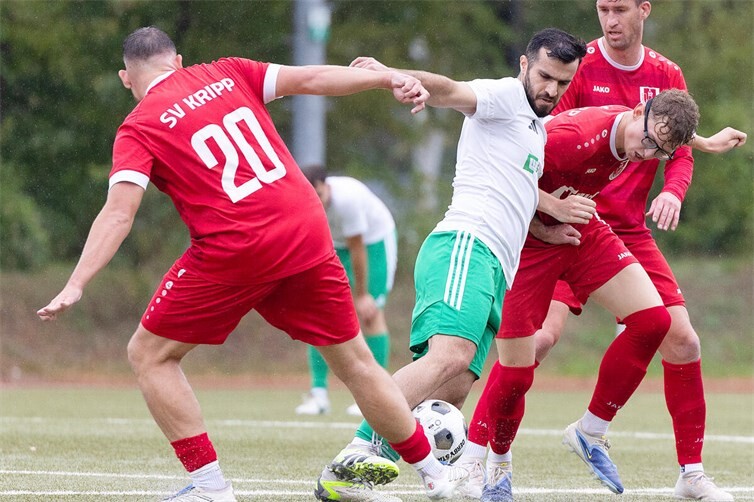 Stadtderby, Kernstadt gegen Südstadt – und das bei strömendem Dauerregen. Am Ende durften die Rot-Weißen einen hochverdienten 5:2-Auswärtssieg bejubeln.