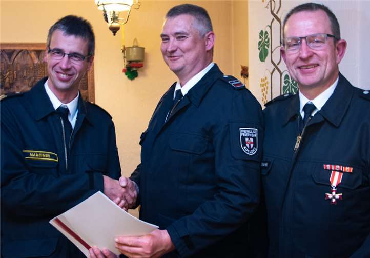 Stadtfeuerwehrinspekteur Meik Maxeiner, der neue Einheitsführer Jens Lange und der ehemalige Einheitsführer Christoph Kollmann im Rahmen des Jahresempfangs.Foto: Christoph Blank