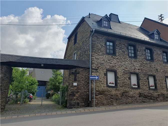 Stadtführer Matthias Hochhausen erläutert in einem Bildervortrag die Geschichte des Hofes.  Foto: Matthias Hochhausen