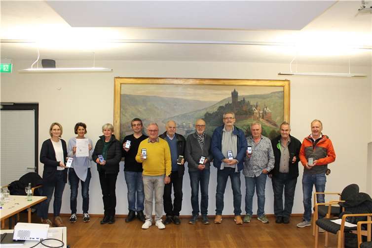 StadtführerInnen und Nachtwächter wurden durch die Tourist-Information in der Anwendung der neuen Smartphone Mobile-Check-App geschult. Foto: privat