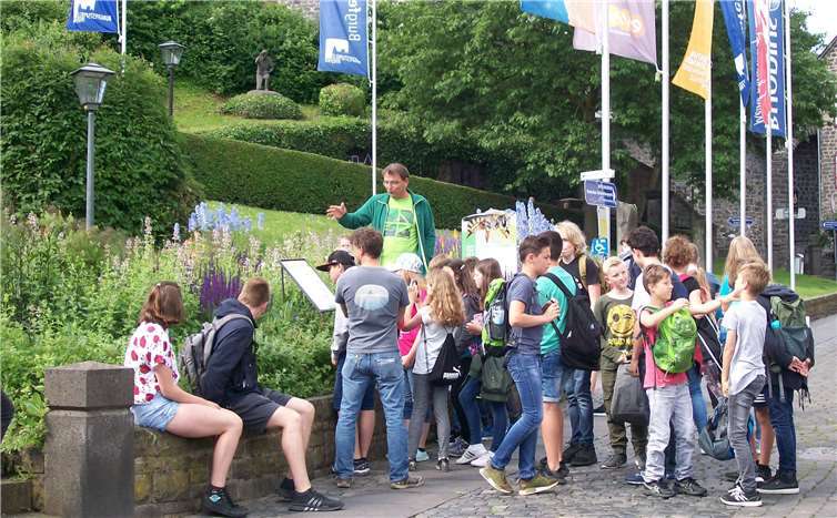 Stadtgärtner Wolfgang Seul gab den Schülern Informationen zu bienenfreundlichen Pflanzen. Foto: privat