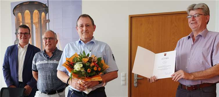 Stadtinspektor Harald Phillips (2. von rechts) erhielt nun aus den Händen des Beigeordneten Ralf Seemann (rechts) die von Ministerpräsidentin Malu Dreyer unterzeichnete Urkunde zum 40. Dienstjubiläum. Foto: Stadtverwaltung