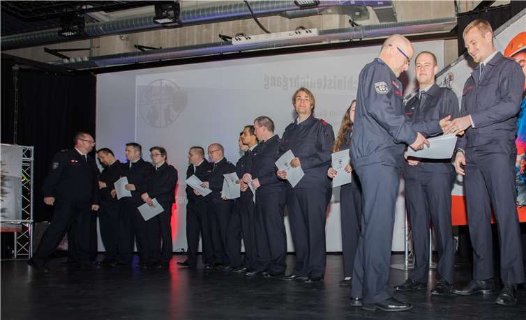 Stadtjugendfeuerwehrwart Thomas Rähse gratulierte den Absolventen des Maschinistenlehrgangs. CEW