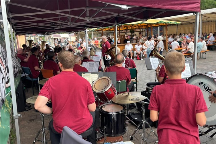 Stadtkapelle sorgt für beste Stimmung beim Weinfest in Hatzenport.