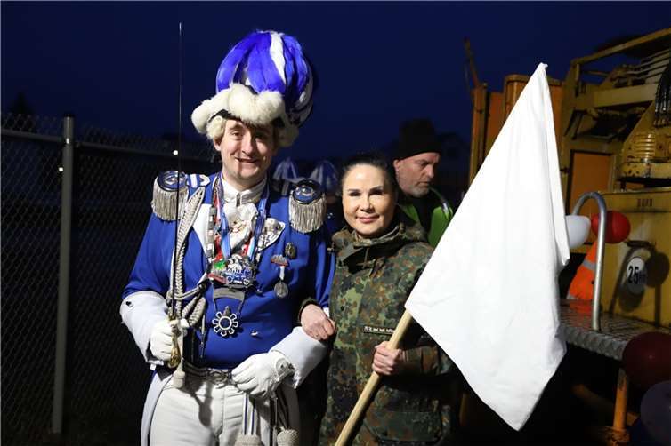 Stadtkommandant Daniel Schwarz-Heintges fügt Institutsleiterin Dr. Hoffmann ab.