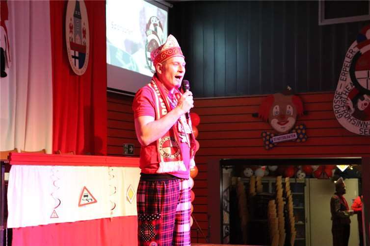 Stadtkommandant Markus Schmitz führte durch das Programm.  Foto: Lea Marie Warnke