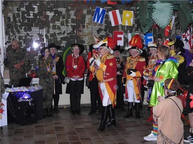 Stadtkommandant Zins erhielt die Entmachtungsurkunde.