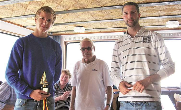 Stadtmeister Dirk Mester (m.), Philipp Sieber (l.) mit YCM-Segelwart Stephan Marschall. Privat