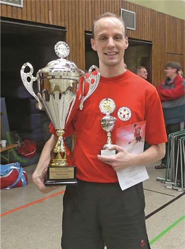 Begehrte Titel abgeräumt Stadtmeister Frank Termath mit dem Wanderpokal des Stadtsportverbandes.privat