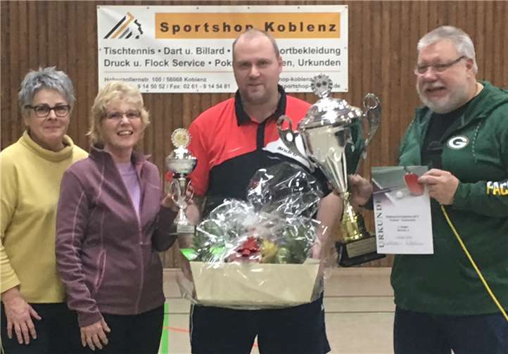 Stadtmeister Stefan Dahm mit dem Wanderpokal des Stadtsportverbandes.Privat