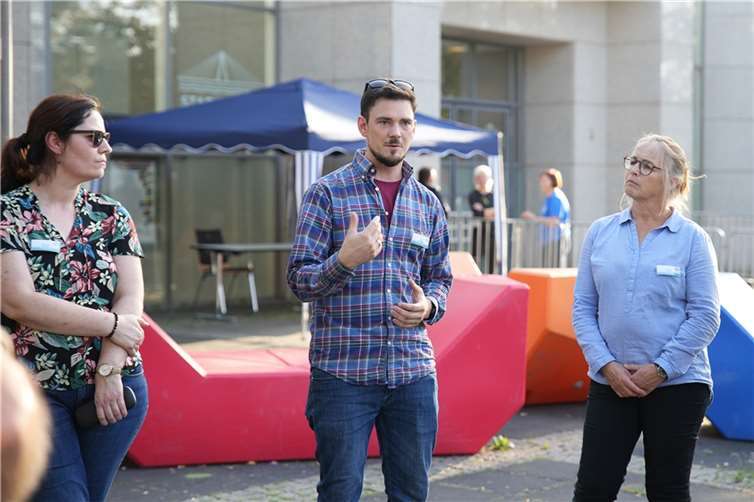 Stadtplaner Axel Brechenser (Mitte) und Landschaftsarchitektin Kerstin Kohl (rechts) erläuterten bei einem Stadtrundgang den Teilnehmenden an unterschiedlichen Stationen – wie hier vorm Heimathaus – welche Maßnahmen in der Innenstadt möglich wären.  Foto: Stadt Neuwied/Nadine Schöneberg
