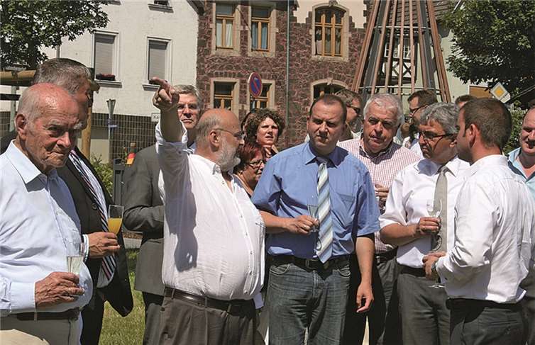 Stadtplaner Heichel erläutert den interessierten Gästen die weiteren Baumaßnahmen.