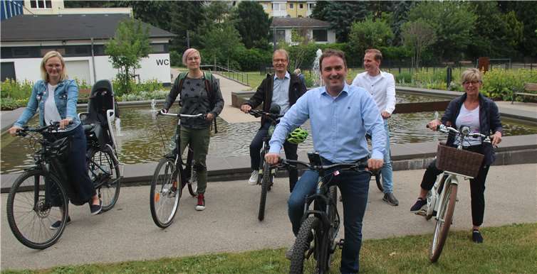 Stadtradeln in der Verbandsgemeinde Bad Breisig. Unter diesem Motto traf sich eine Abordnung der Aktiven rund um Bürgermeister Marcel Caspers zum gemeinsamen Fototermin im wunderschönen Kurpark Bad Breisig. Die Verbandsgemeinde Bad Breisig nimmt in diesem Jahr erstmals an der Kampagne des Klima-Bündnisses teil.„Es freut mich persönlich sehr, dass wir mit der Verbandsgemeinde Bad Breisig in diesem Jahr erstmalig mit eigenen Teams für den Klimaschutz in die Pedale treten und somit für das Radfahren im Alltag, vor allem aber eine lebenswerte Umwelt mit weniger Verkehrsbelastungen, weniger Abgasen und weniger Lärm sensibilisieren wollen“, so Bürgermeister Marcel Caspers. Foto: KMI