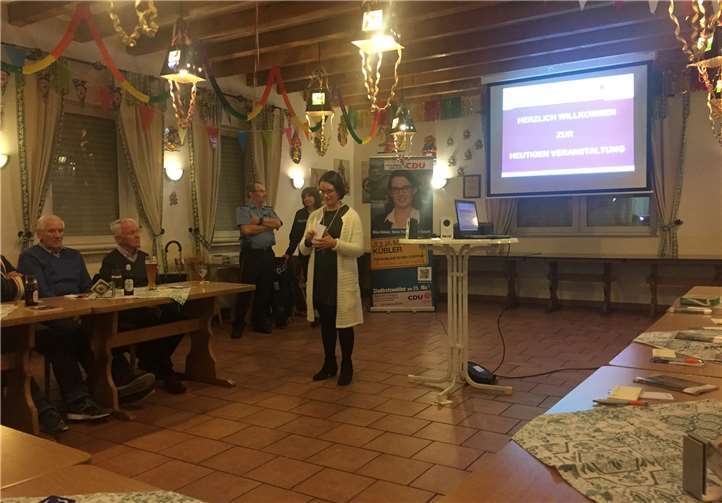 Stadträtin Julia Kübler übernahm die Begrüßung, bevor die Kriminalbeamten die wichtigsten Tipps und Tricks in Sachen Sicherheit verrieten.  privat